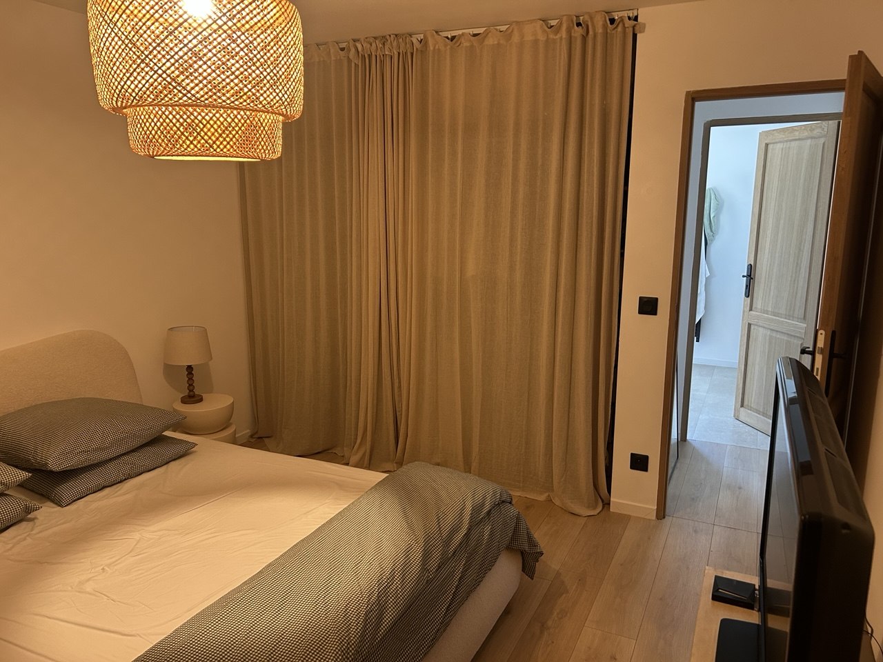 Chambre rénovée avec accès à une salle d'eau
