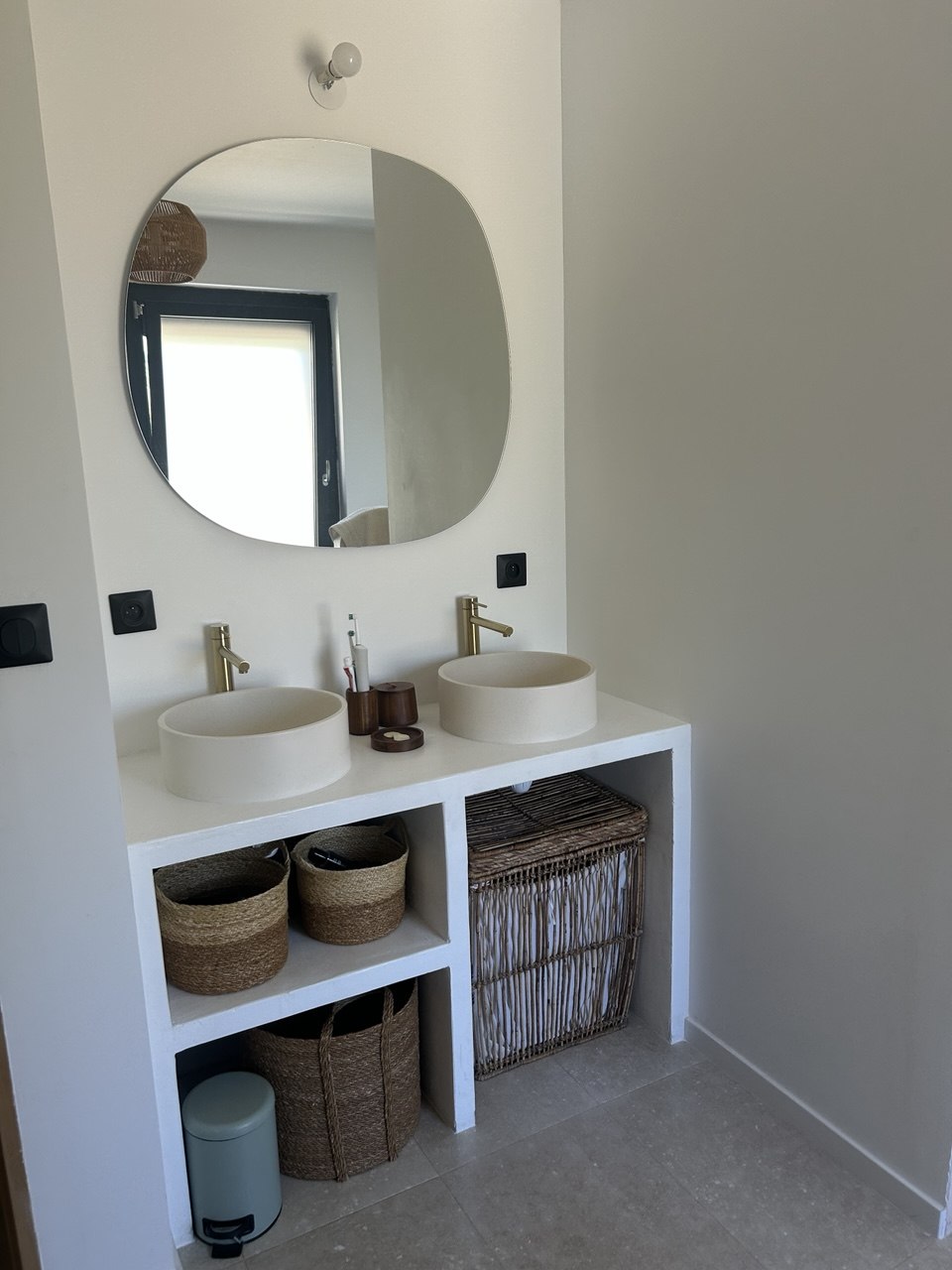 Salle d'eau avec meuble double vasque maçonné